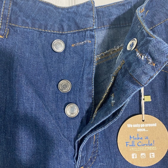 Asymmetrical closure denim shorts - Picture 3 of 5